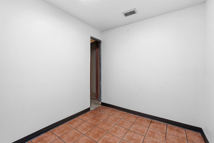 More Photos Of 1120 E 52nd St, Austin Flex For Sale