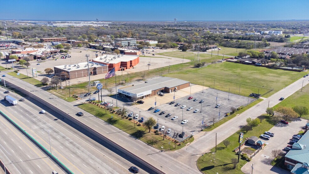 More Photos Of 940 N I-35 E, Lancaster Auto Dealership For Lease