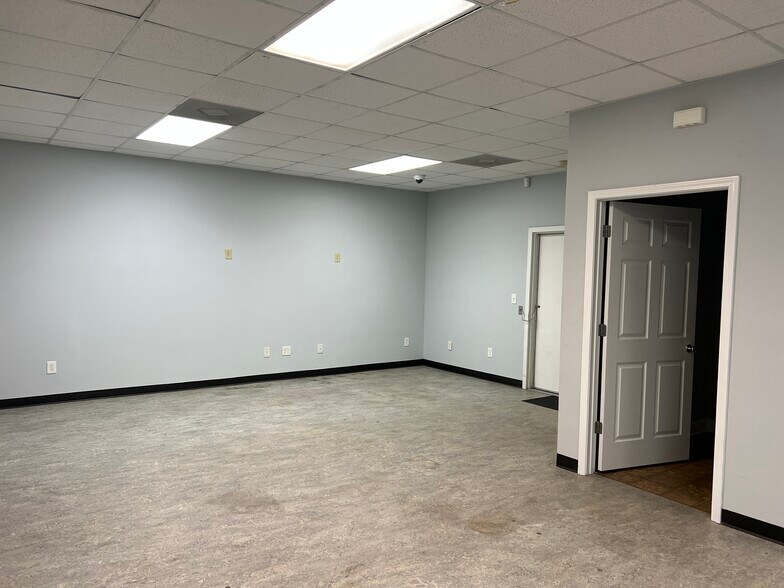 More Photos Of 166 Commerce Pky, Cornelia Office For Lease