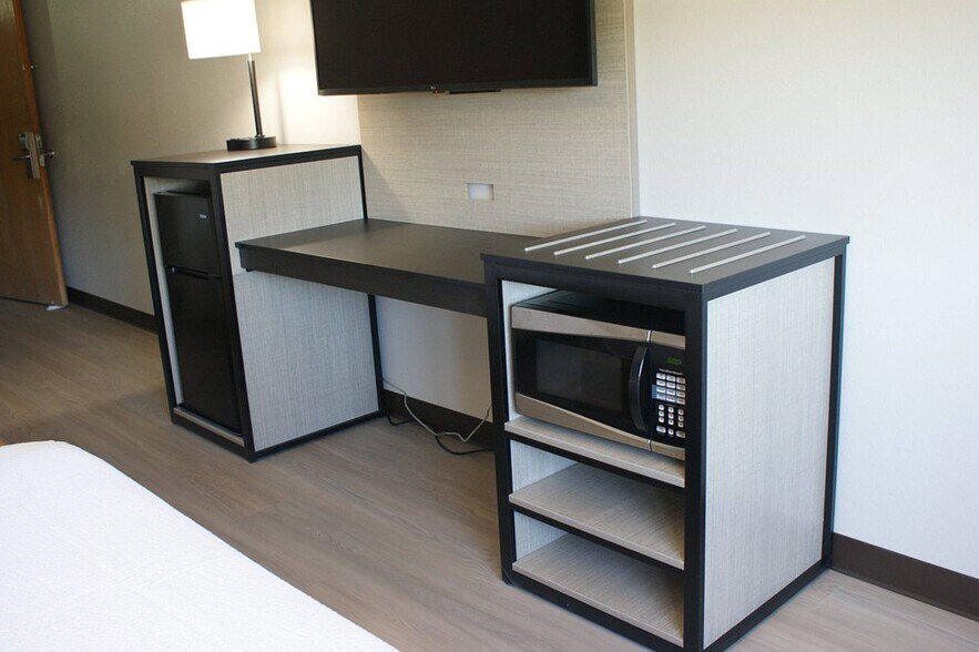 More Photos Of 3131 Cloverleaf St, Van Buren Hotel For Sale