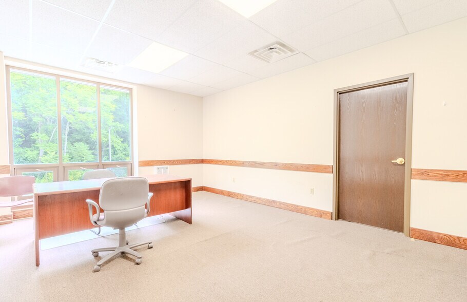 More Photos Of 5 B W Industrial, Washington Warehouse For Lease