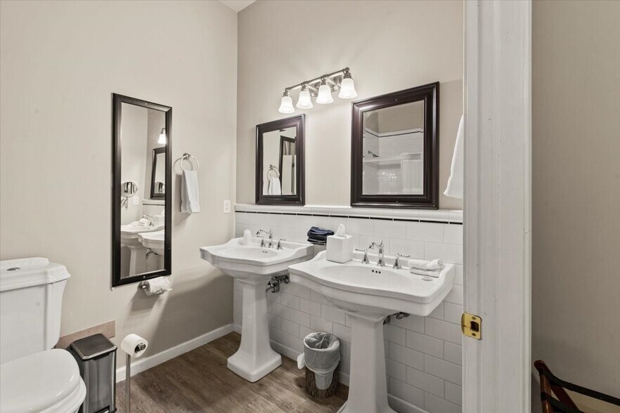 More Photos Of 49 Florida Ave, Amsterdam Hospitality For Sale