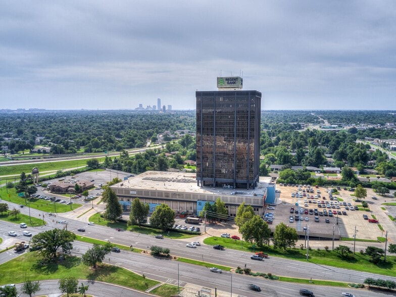 More Photos Of 1900 NW Expressway, Oklahoma City Office For Lease