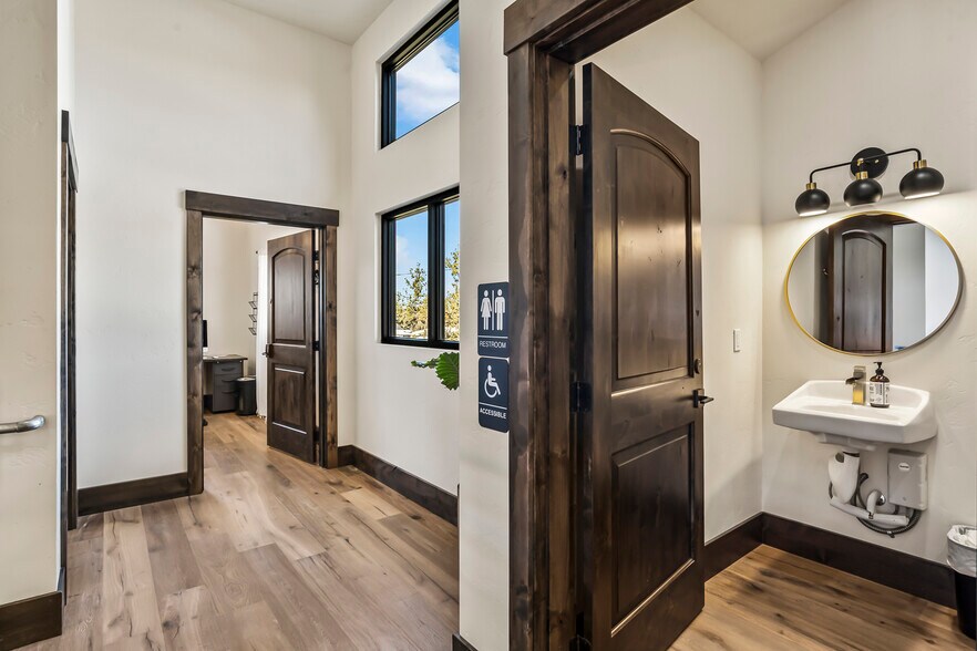 More Photos Of 19885 7th St, Bend Flex For Sale