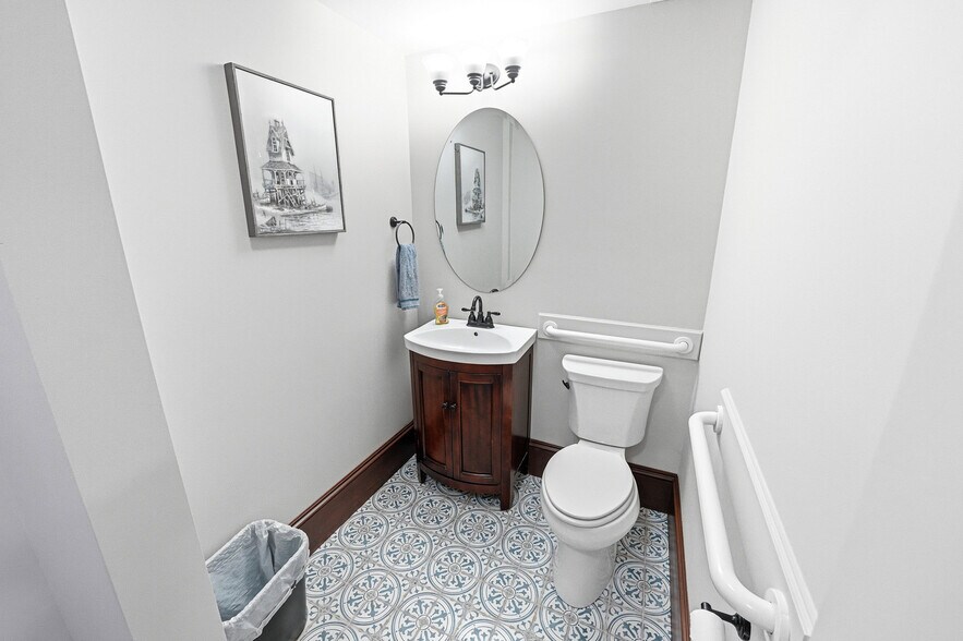 More Photos Of 207 Queen Elizabeth Ave, Manteo Storefront Retail Residential For Sale