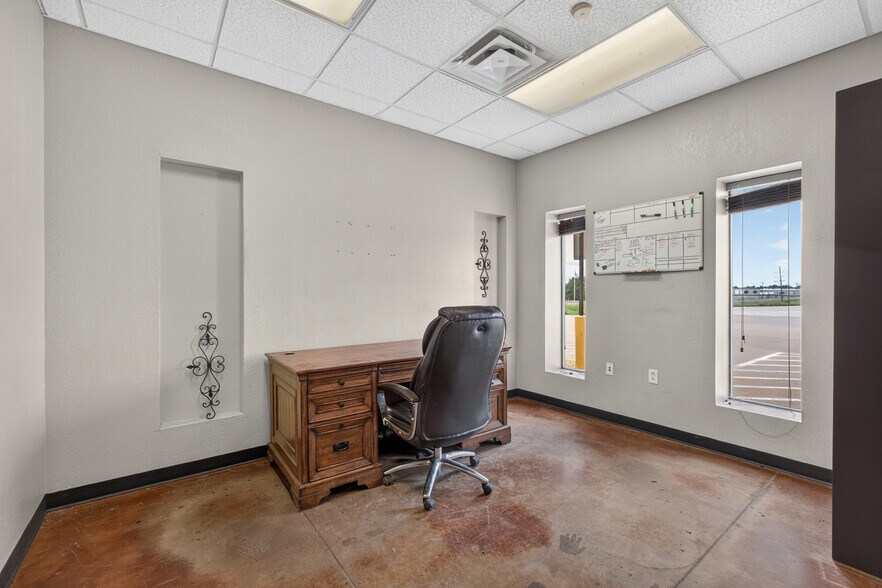 More Photos Of 906 S Eastern Ave, Elk City Warehouse For Sale