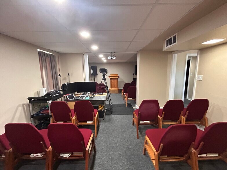 More Photos Of 4997 Glenway Ave, Cincinnati Office For Sale