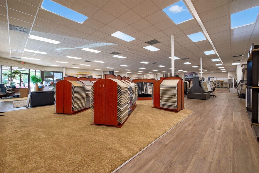 More Photos Of 3500 N Palafox St, Pensacola Showroom For Sale