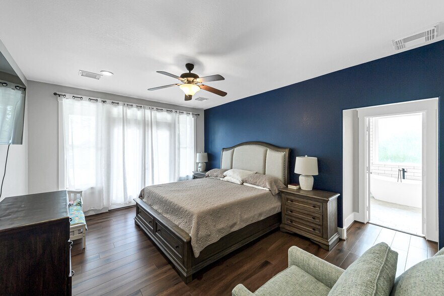 More Photos Of 13845 Boudreaux Rd, Tomball Manufacturing For Sale