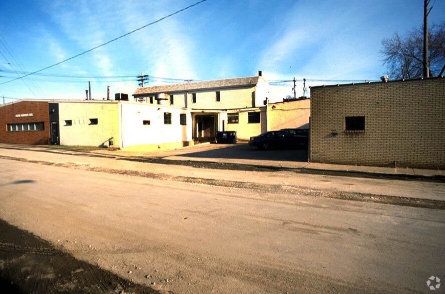 Primary Photo Of 18624 Syracuse Ave, Cleveland Warehouse For Sale