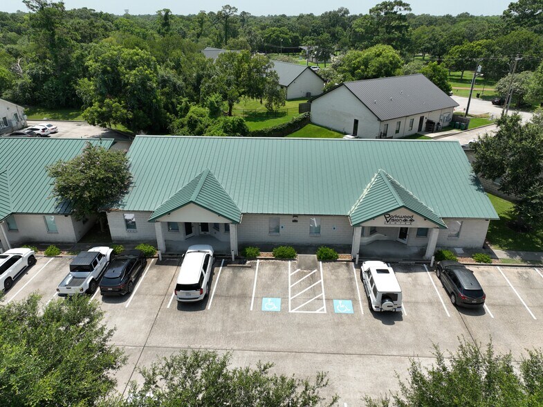 More Photos Of 1110 S Friendswood Dr, Friendswood Unknown For Lease