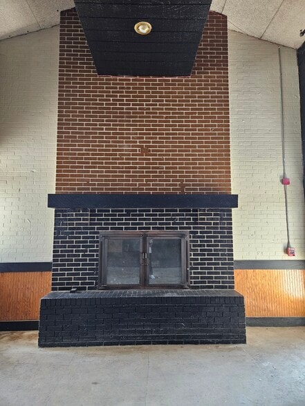 More Photos Of 835 S Main St, Kernersville Bar For Lease