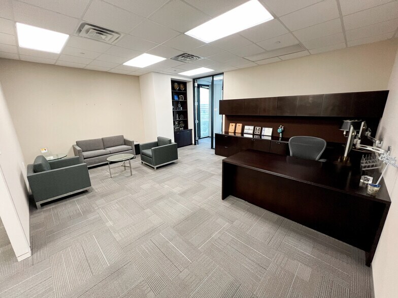 More Photos Of 303 Veterans Airpark Ln, Midland Office For Lease