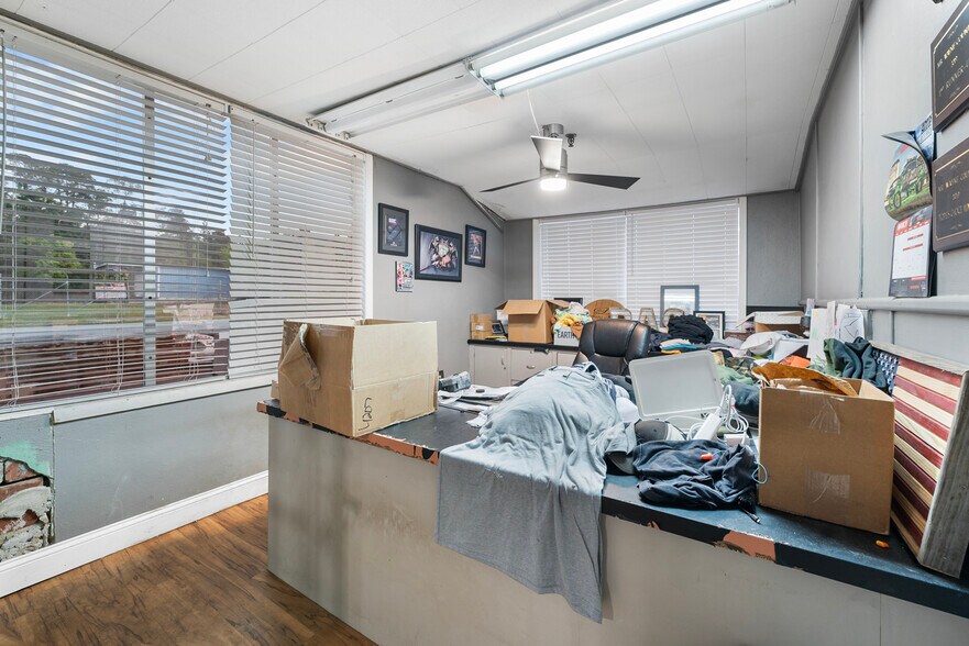 More Photos Of 580 Sw Broad St, Jesup Light Manufacturing For Sale