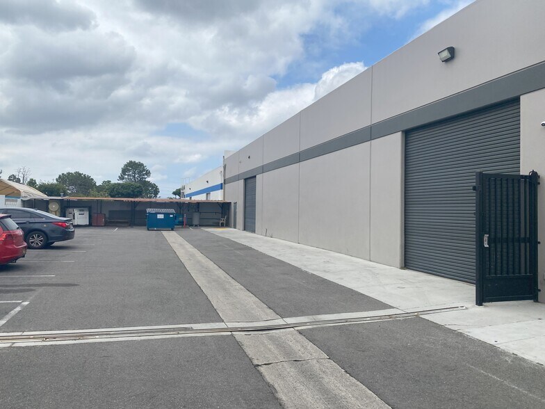 More Photos Of 3700 W Segerstrom Ave, Santa Ana Warehouse For Lease