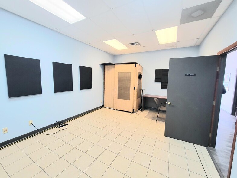 More Photos Of 1110 Arrowhead Ct, Crown Point Flex For Lease