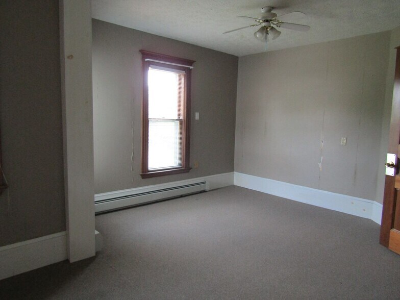 More Photos Of 30 Taylor St, Troy Freestanding For Sale