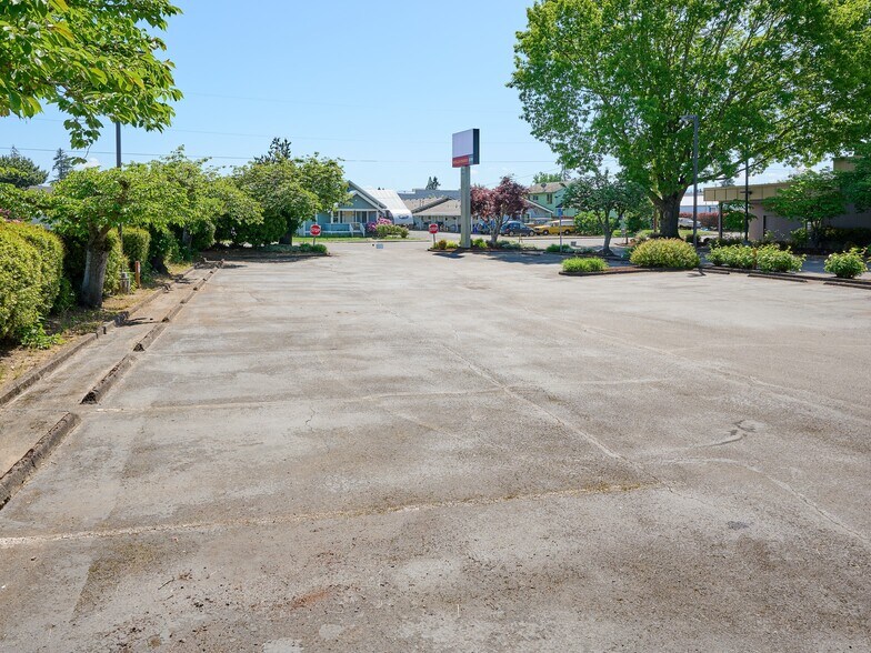 More Photos Of 200 Center Ave, Molalla Bank For Sale