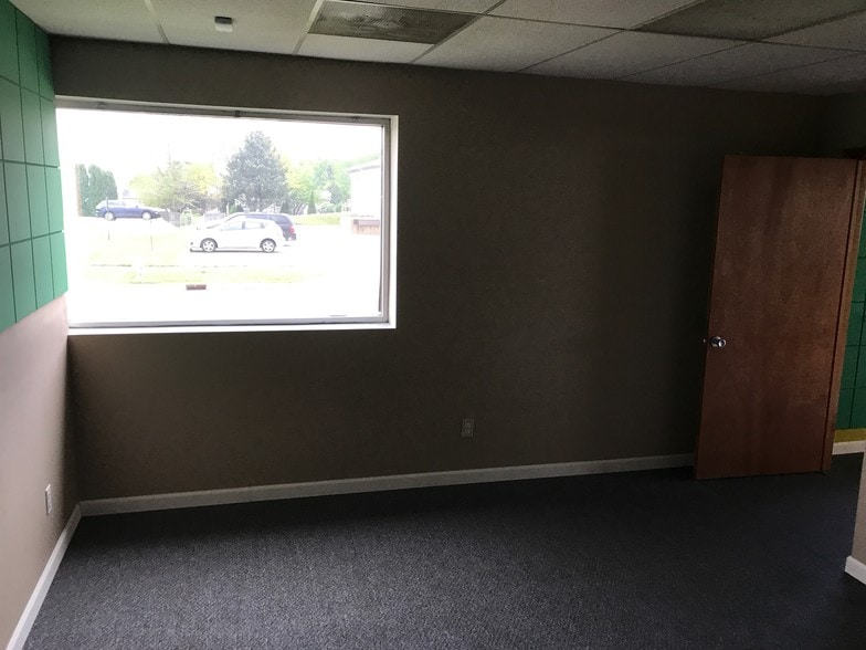 More Photos Of 9 Westport Ct, Bloomington Warehouse For Sale