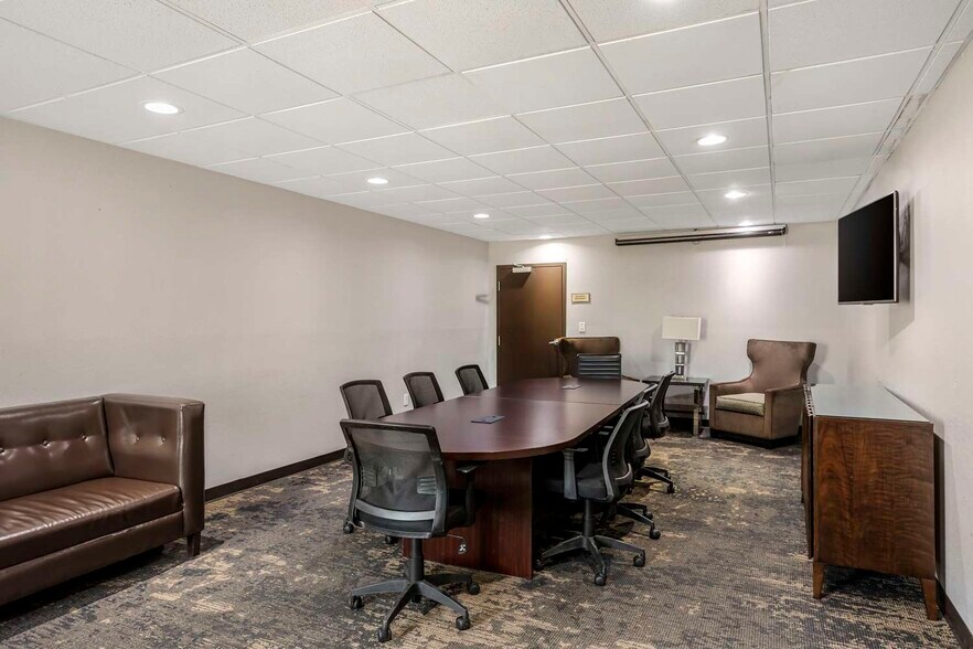 More Photos Of 2911 Gilmore Dr, Jonesboro Hotel For Sale