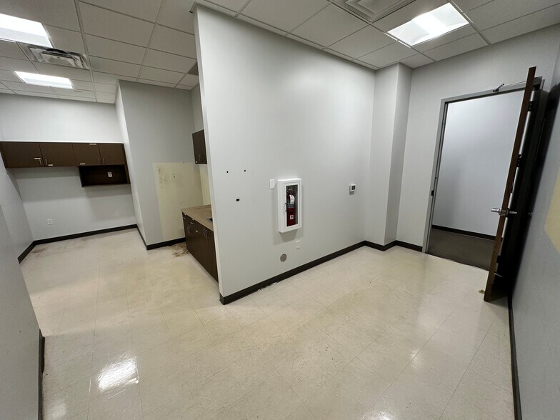 More Photos Of 5400-5536 NE Antioch Rd, Kansas City Unknown For Lease