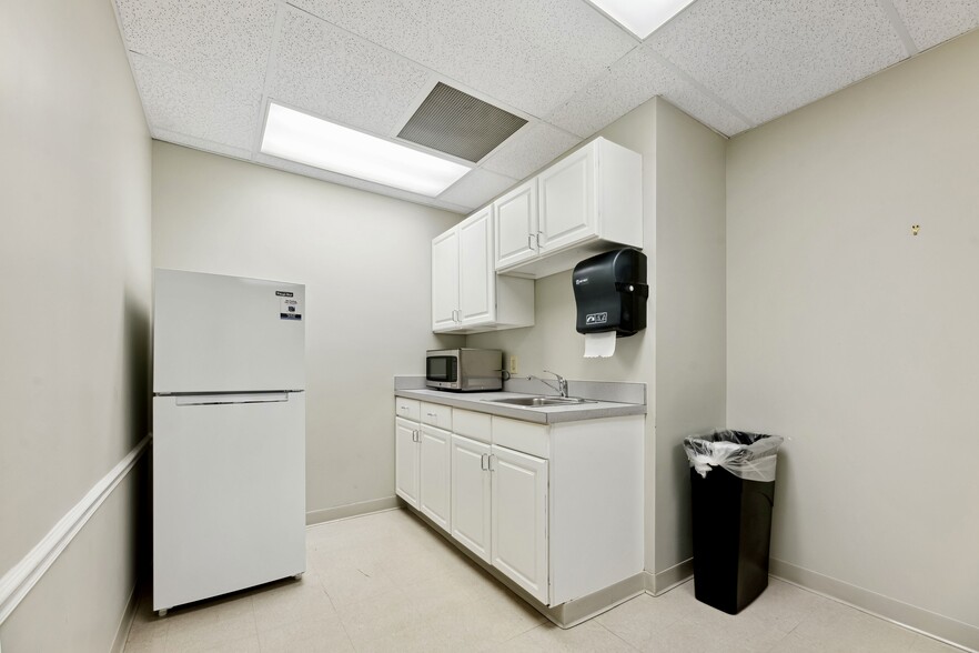 More Photos Of 9403 Kenwood Rd, Blue Ash Medical For Lease