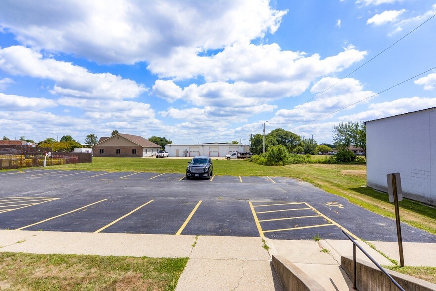 More Photos Of 3130 N Woodford St, Decatur General Retail For Sale