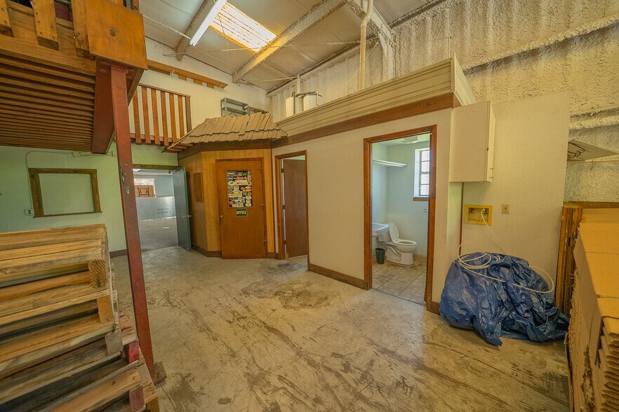More Photos Of 1731 Manzana Ave, Punta Gorda Warehouse For Lease