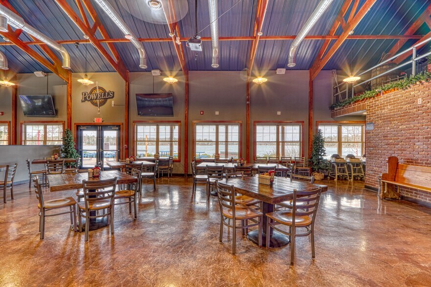 More Photos Of 9971 N Grand Pines Ln, Hayward Restaurant For Sale