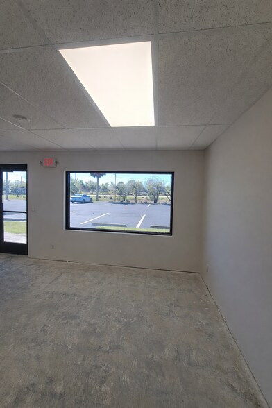 More Photos Of 16956 McGregor Blvd, Fort Myers Office For Sale