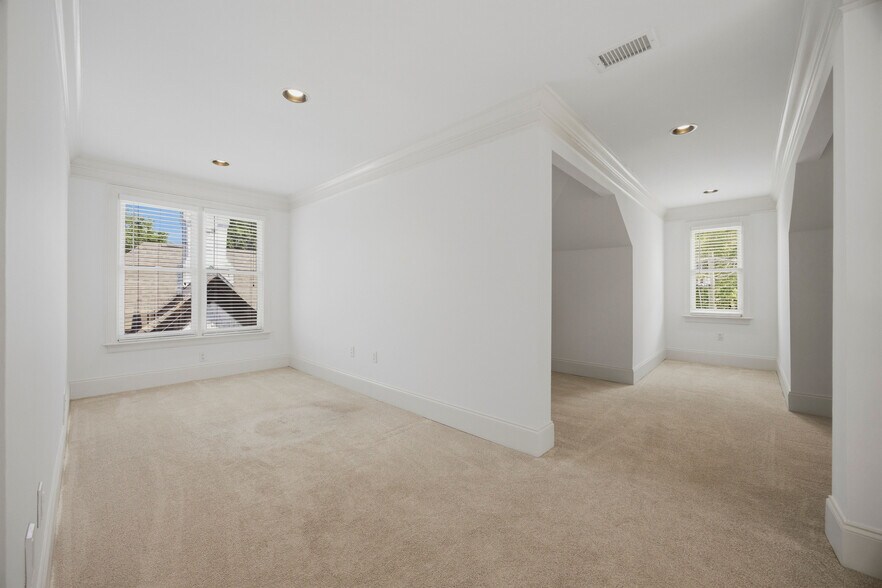 More Photos Of 574 East Ave NE, Atlanta Specialty For Sale