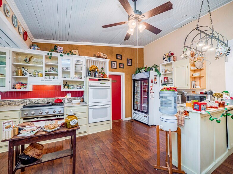 More Photos Of 1307 Wright St, Llano Freestanding For Sale