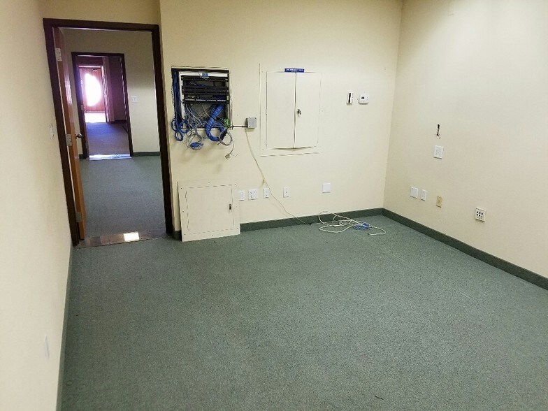 More Photos Of 5040 Edna Ave, Las Vegas Office For Lease