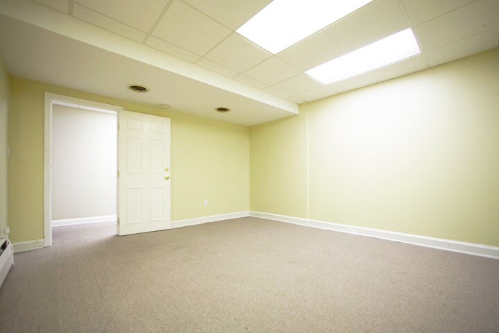 More Photos Of 5515 Selma Ave, Arbutus Office Residential For Sale
