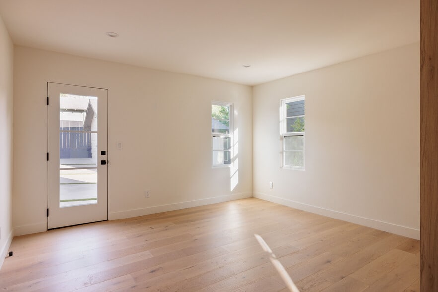 More Photos Of 1018 Manzanita St, Los Angeles Apartments For Sale