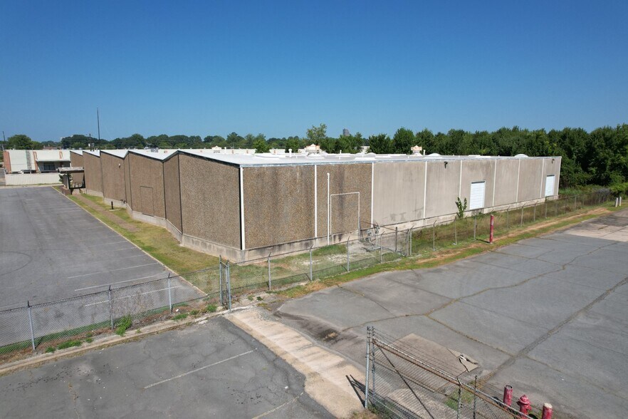 More Photos Of 2000 E Roosevelt Rd, Little Rock Warehouse For Sale