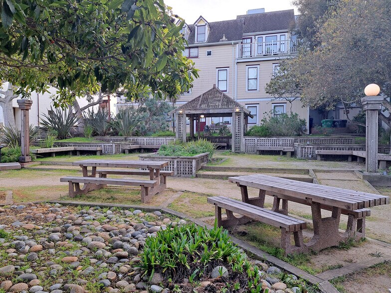 More Photos Of 612-618 Lighthouse Ave, Pacific Grove Office For Lease