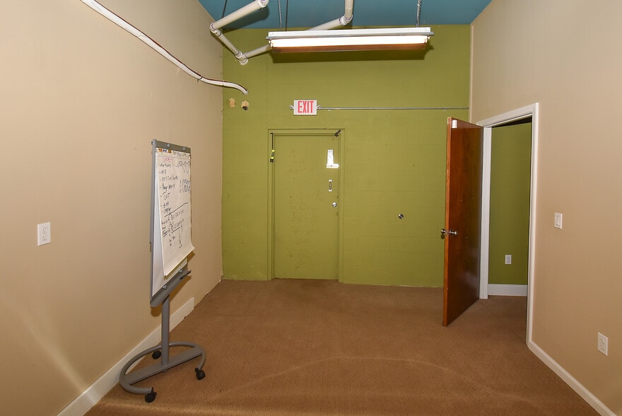 More Photos Of 400 Chapel Rd, South Windsor Light Manufacturing For Sale