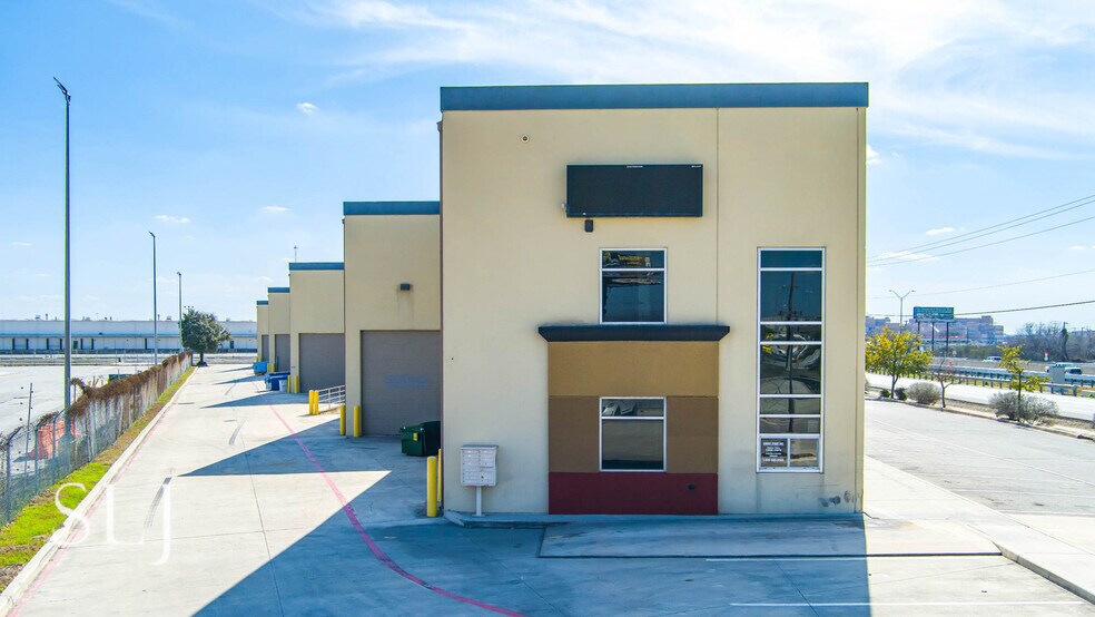 More Photos Of 4400-4420 N Interstate 35, San Antonio Showroom For Sale