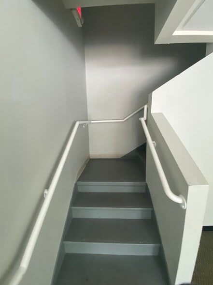 More Photos Of 7575 Kingspointe Pky, Orlando Showroom For Lease