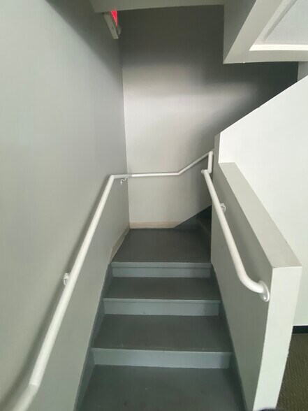 More Photos Of 7575 Kingspointe Pky, Orlando Showroom For Lease