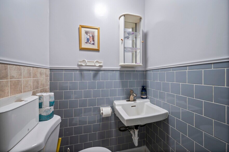 More Photos Of 338 N Charles St, Baltimore Storefront Retail Residential For Sale