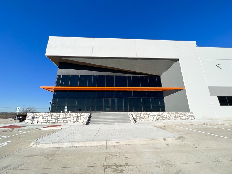 More Photos Of 11708 McAngus Rd, Del Valle Warehouse For Lease