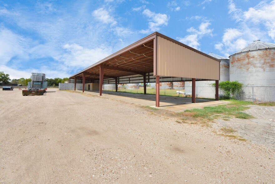 More Photos Of 1500 W Highway 6, Alvin Truck Terminal For Lease