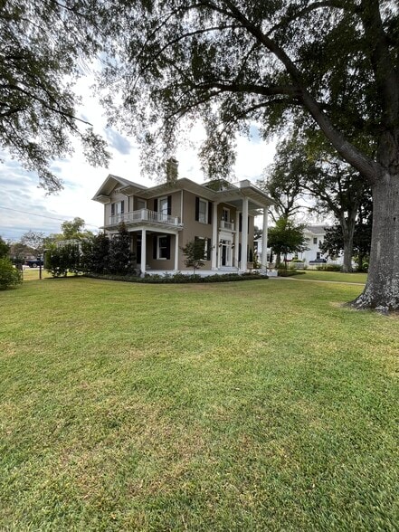 More Photos Of 313 E Charnwood St, Tyler Office For Lease