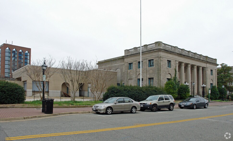 More Photos Of 132 E Queen St, Hampton General Retail For Sale