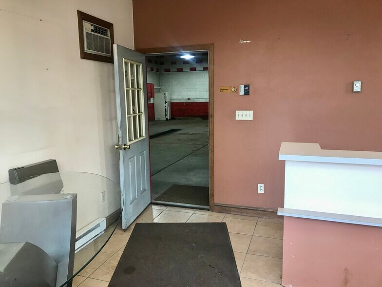 More Photos Of 331 Jones St, Verona Showroom For Sale