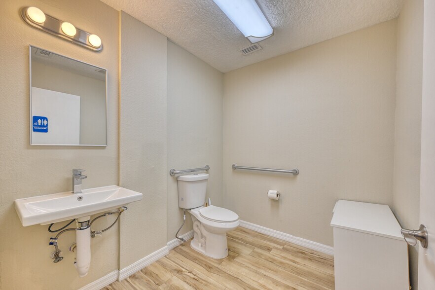 More Photos Of 1824 Blanding Blvd, Jacksonville Medical For Sale