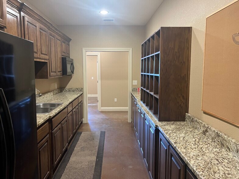 More Photos Of 6413 N State Highway 349, Midland Warehouse For Lease