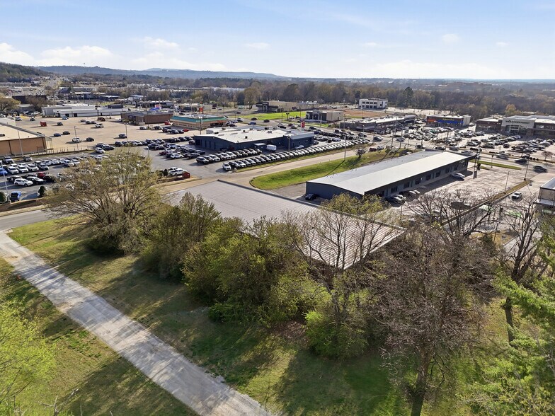 More Photos Of 3416-3422 N College Ave, Fayetteville Unknown For Lease